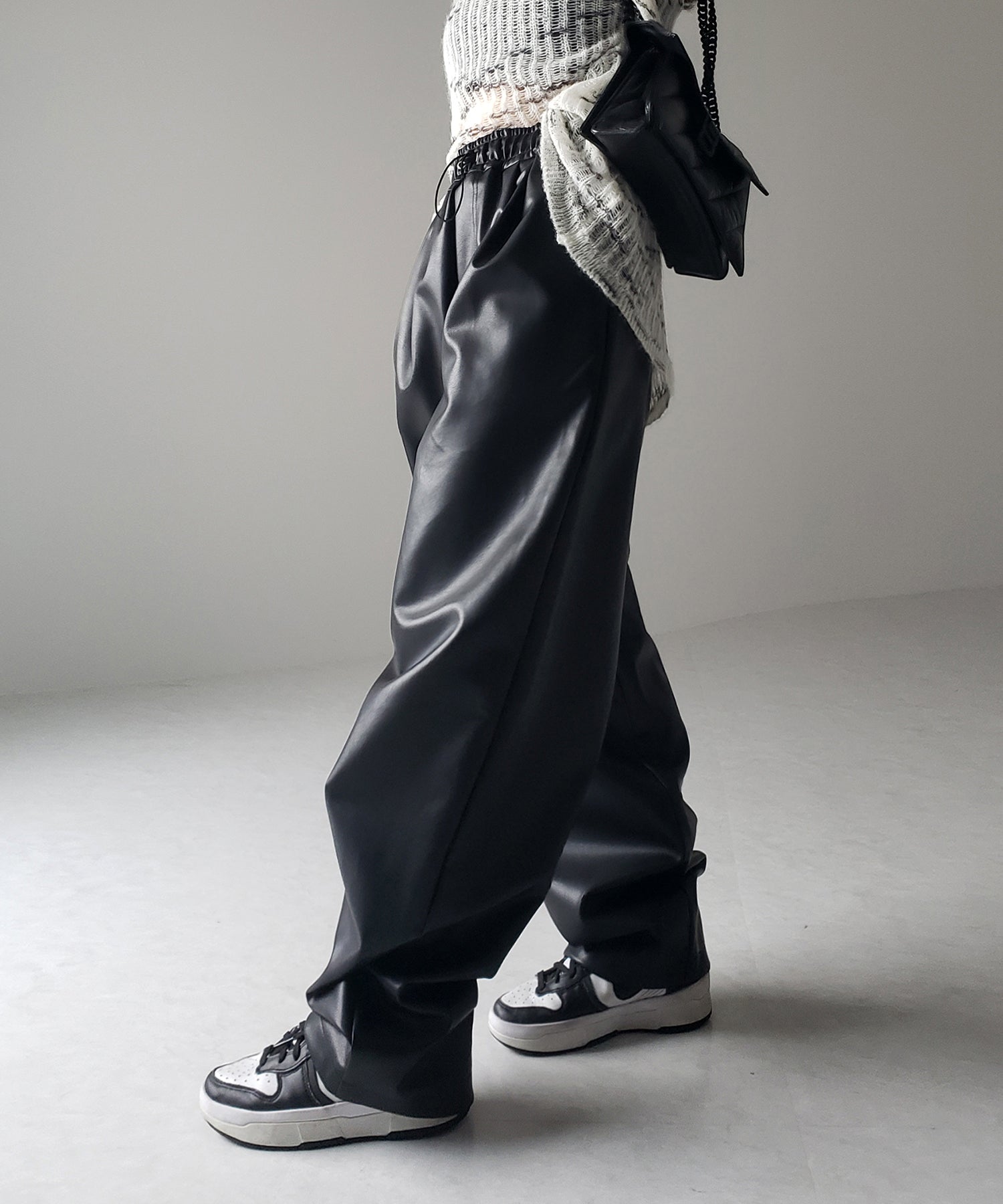 【 ４size／２color 】ドロストフェイクレザーボリュームワイドパンツ