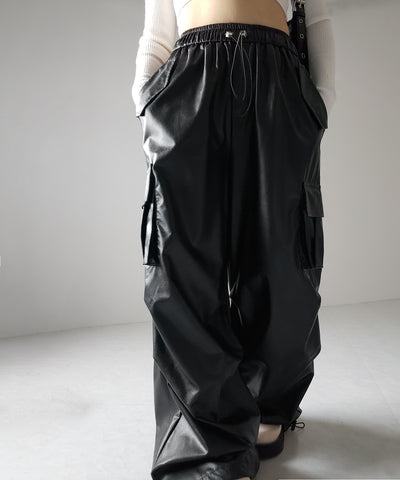 【 選べる４size ／ ２color 】２WAY ドロストフェイクレザーワイドカーゴパンツ ／ 2WAY drawstring fake leather wide cargo pants
