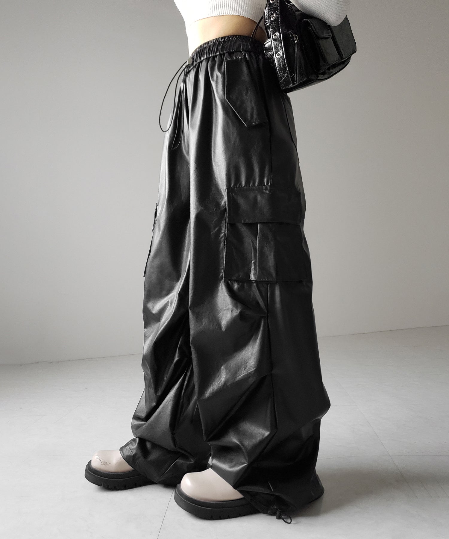 【 選べる４size ／ ２color 】２WAY ドロストフェイクレザーワイドカーゴパンツ ／ 2WAY drawstring fake leather wide cargo pants