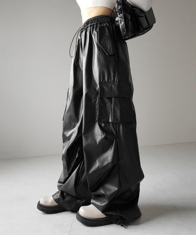 【 選べる４size ／ ２color 】２WAY ドロストフェイクレザーワイドカーゴパンツ ／ 2WAY drawstring fake leather wide cargo pants