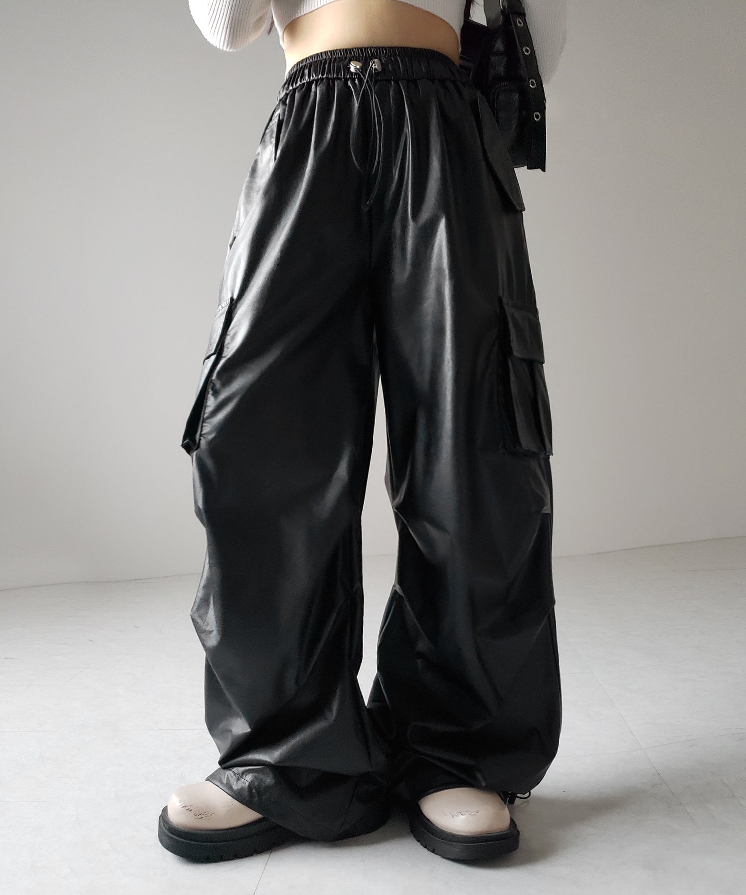 【 選べる４size ／ ２color 】２WAY ドロストフェイクレザーワイドカーゴパンツ ／ 2WAY drawstring fake leather wide cargo pants