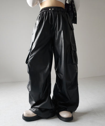 【 選べる４size ／ ２color 】２WAY ドロストフェイクレザーワイドカーゴパンツ ／ 2WAY drawstring fake leather wide cargo pants