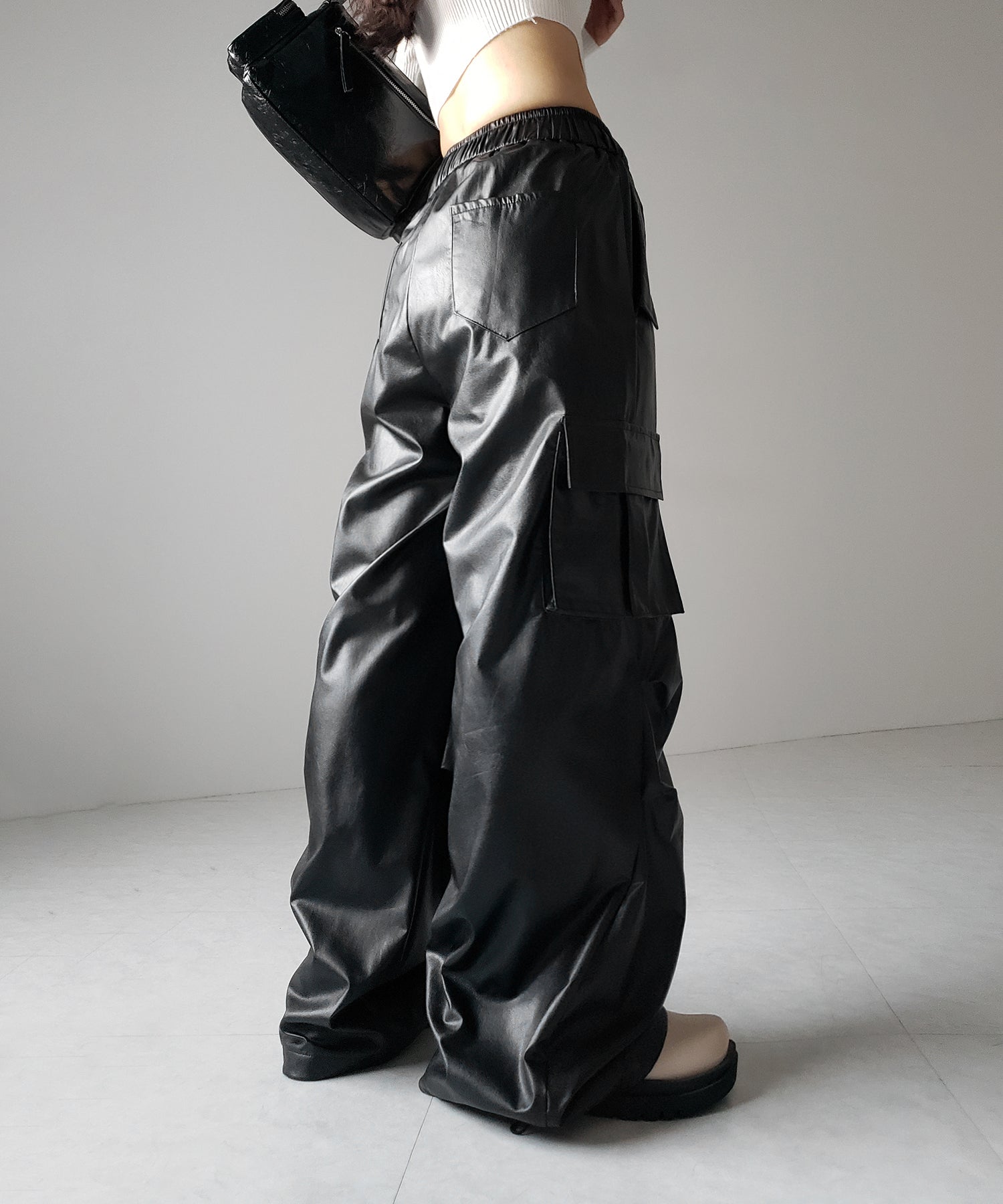 【 選べる４size ／ ２color 】２WAY ドロストフェイクレザーワイドカーゴパンツ ／ 2WAY drawstring fake leather wide cargo pants