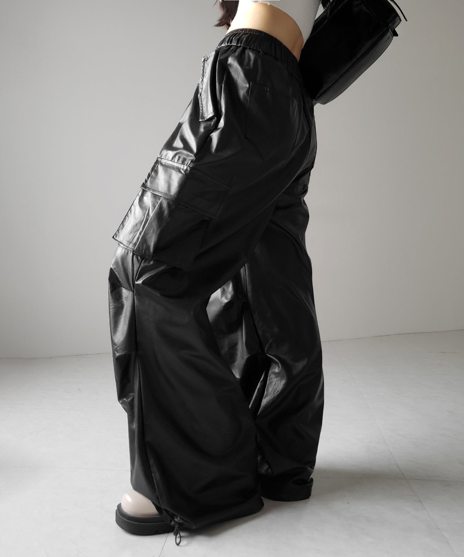 【 選べる４size ／ ２color 】２WAY ドロストフェイクレザーワイドカーゴパンツ ／ 2WAY drawstring fake leather wide cargo pants