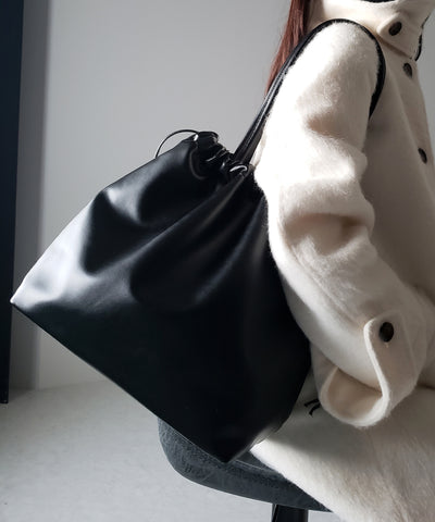 【 ２color ／A4収納可能 】巾着フェイクレザースクエアトートバッグ