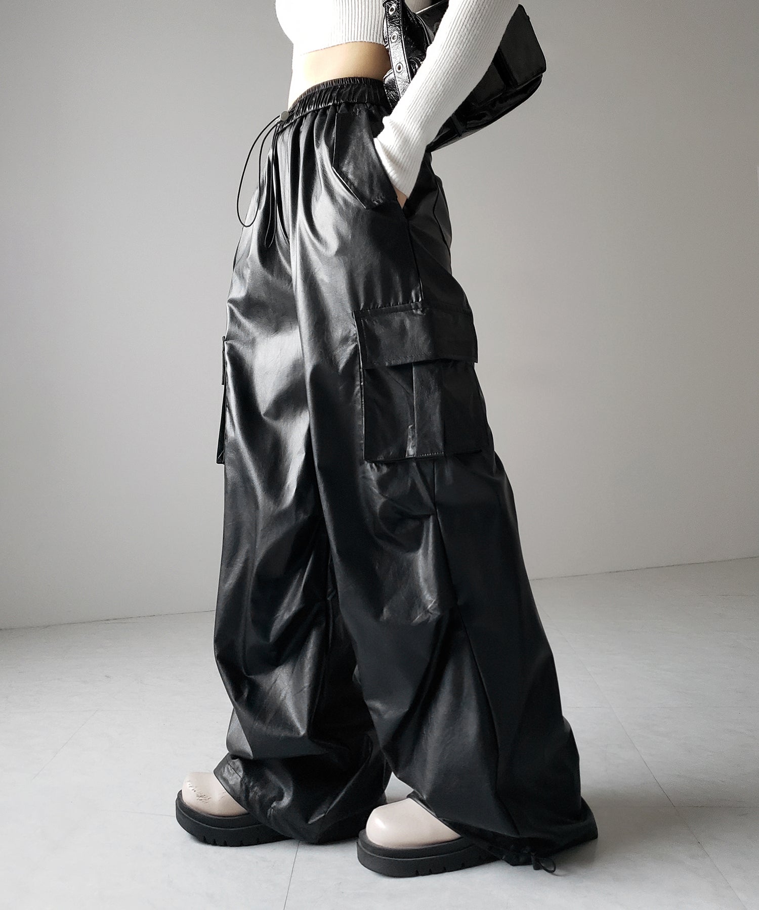 【 選べる４size ／ ２color 】２WAY ドロストフェイクレザーワイドカーゴパンツ ／ 2WAY drawstring fake leather wide cargo pants