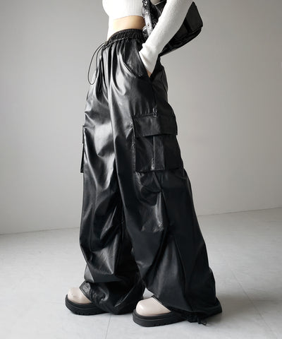 【 選べる４size ／ ２color 】２WAY ドロストフェイクレザーワイドカーゴパンツ ／ 2WAY drawstring fake leather wide cargo pants