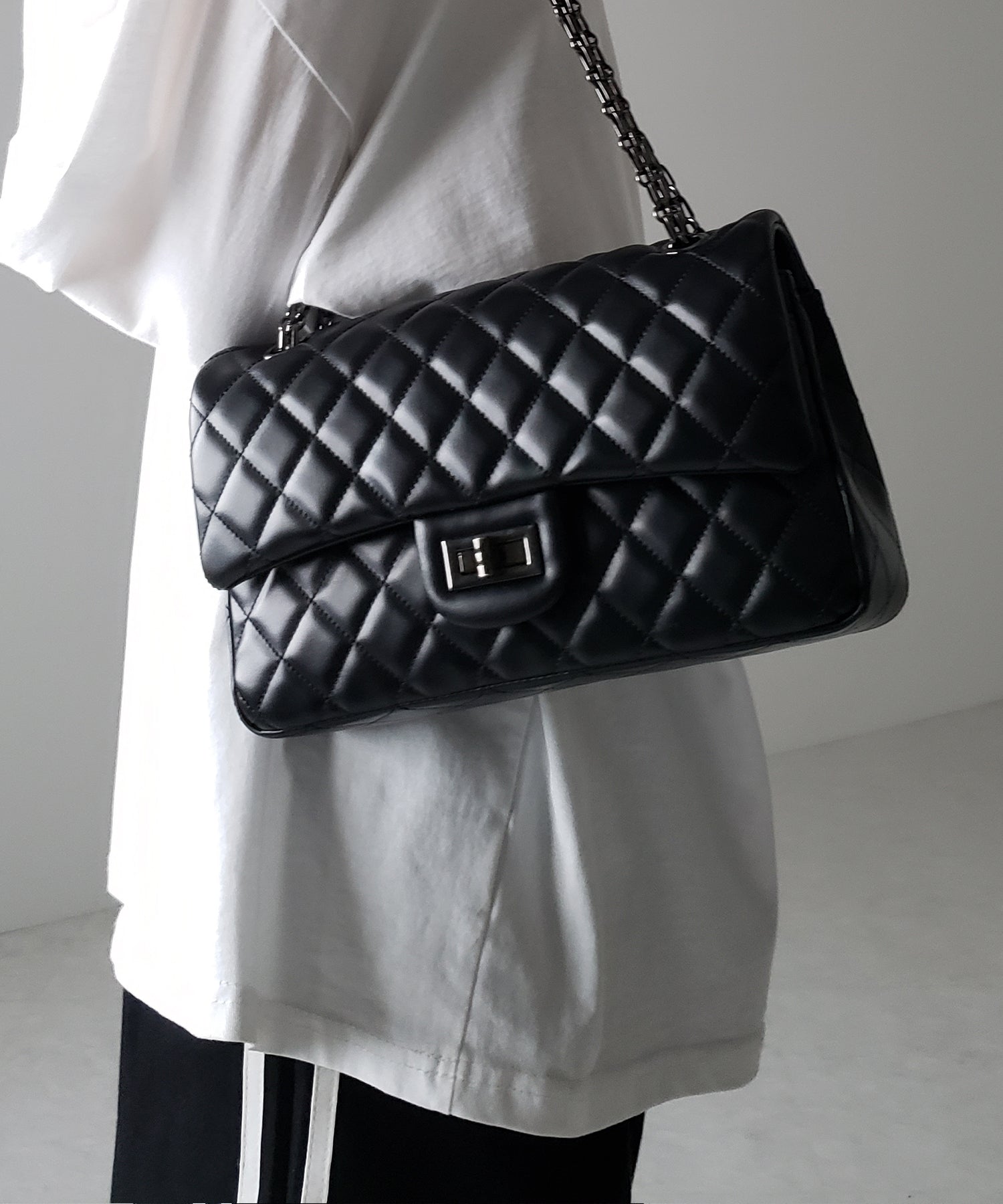 【 ２color 】キルティングチェーンスクエアショルダーバッグ ／ quilting chain square shoulder bag