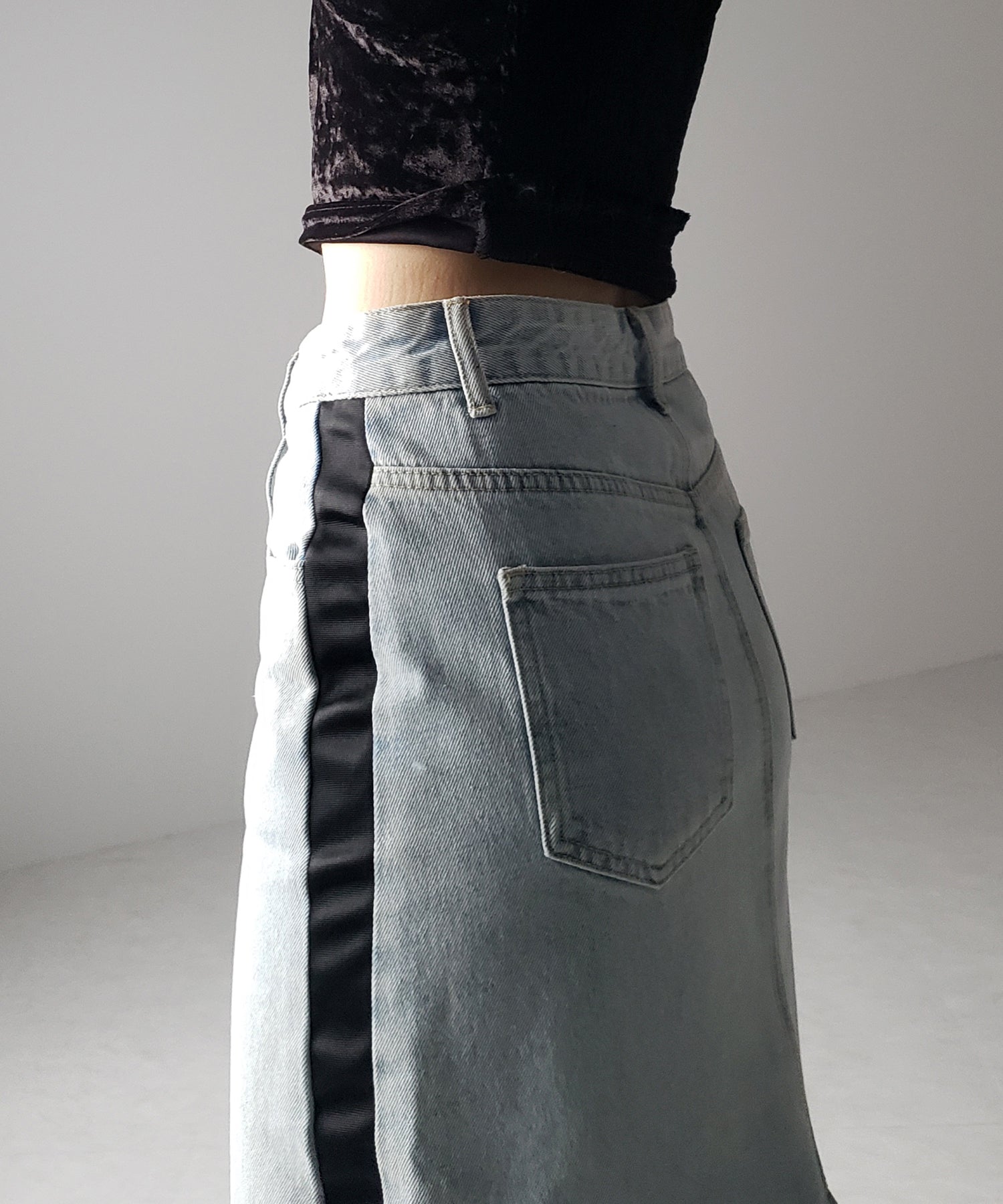 サイドラインバックスリットウォッシュデニムロングスカート ／ Sideline back slit washed denim long skirt