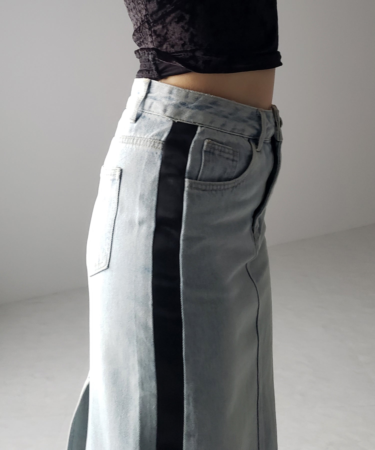 サイドラインバックスリットウォッシュデニムロングスカート ／ Sideline back slit washed denim long skirt