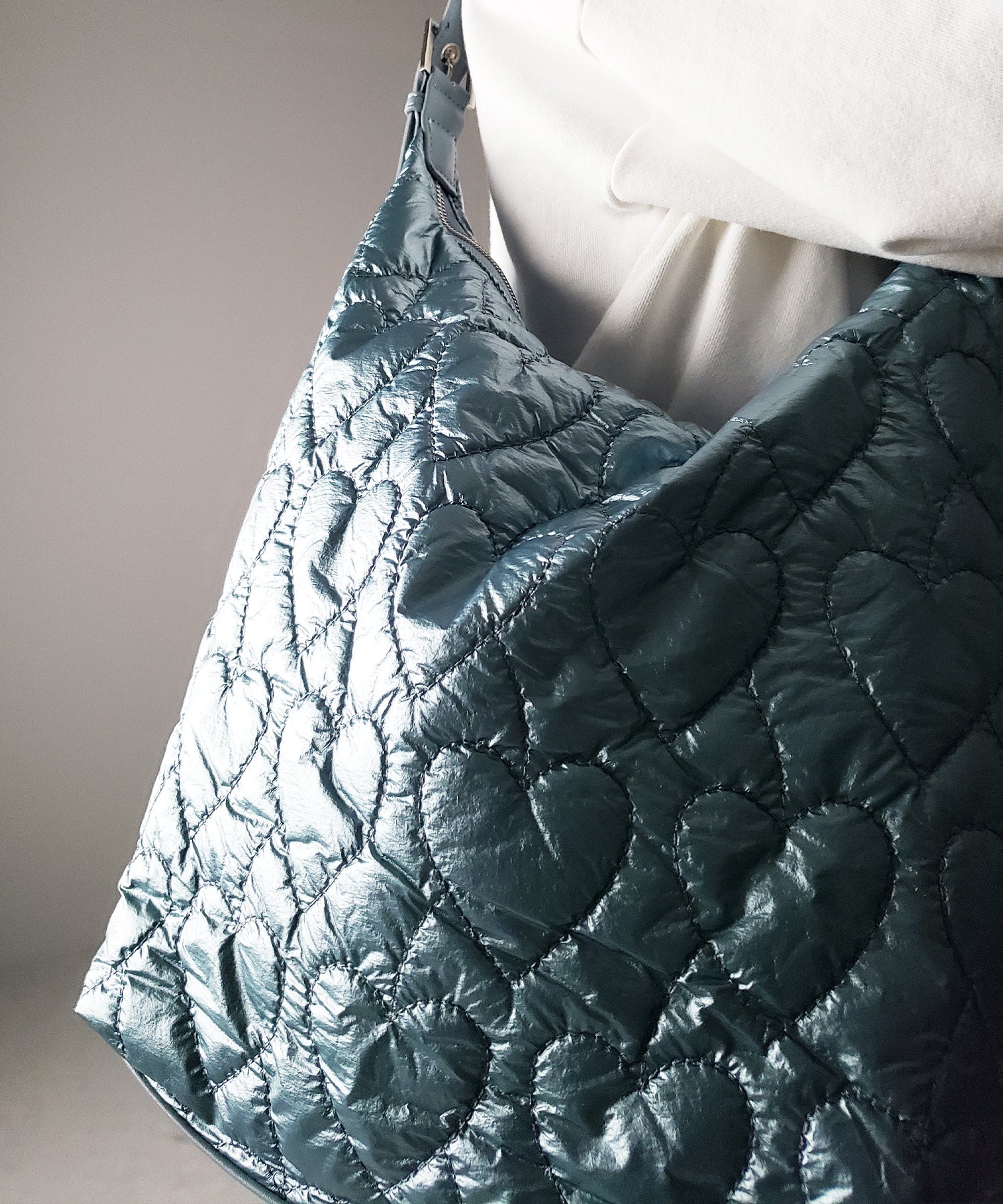 【 ３color ／ A4収納可能 】メタリックハートキルティングショルダーバッグ