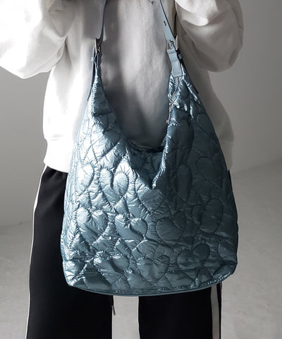 【 ３color ／ A4収納可能 】メタリックハートキルティングショルダーバッグ