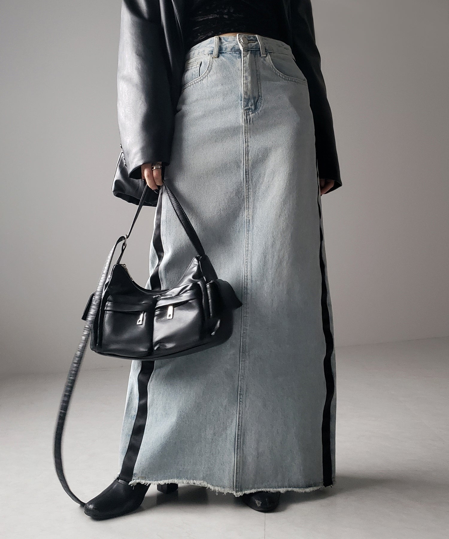 サイドラインバックスリットウォッシュデニムロングスカート ／ Sideline back slit washed denim long skirt