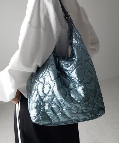 【 ３color ／ A4収納可能 】メタリックハートキルティングショルダーバッグ