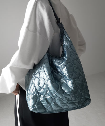 【 ３color ／ A4収納可能 】メタリックハートキルティングショルダーバッグ