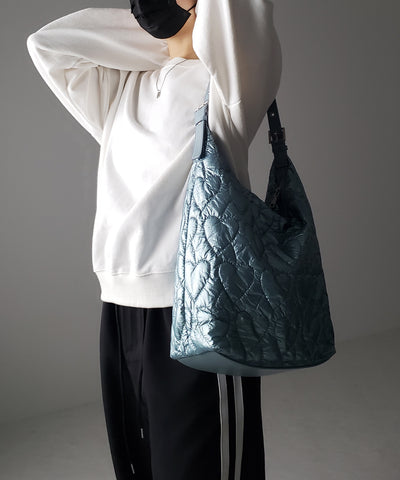 【 ３color ／ A4収納可能 】メタリックハートキルティングショルダーバッグ