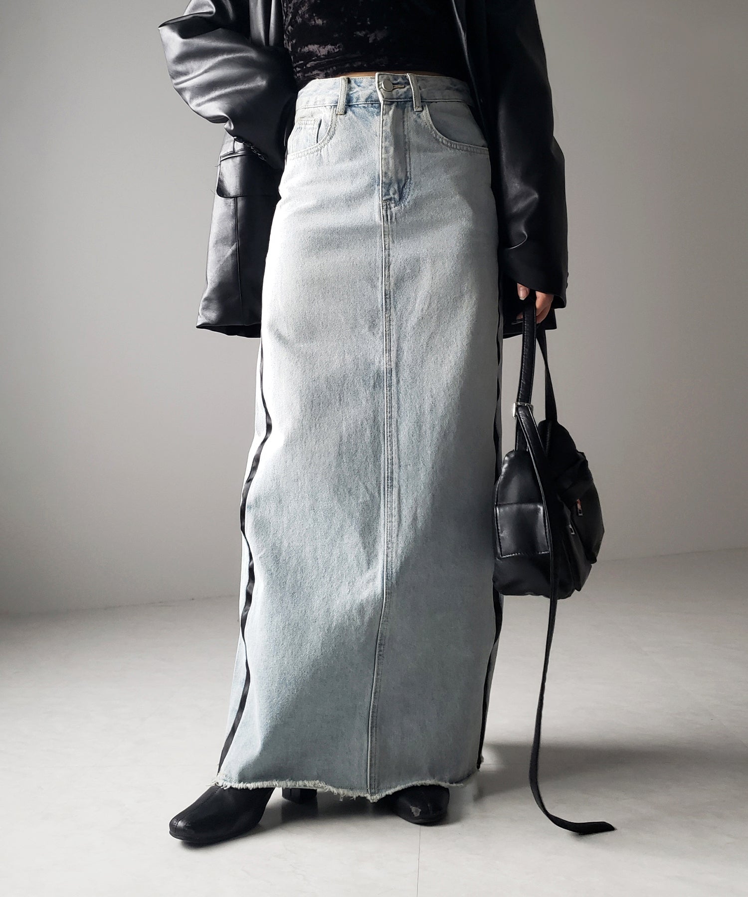 サイドラインバックスリットウォッシュデニムロングスカート ／ Sideline back slit washed denim long skirt