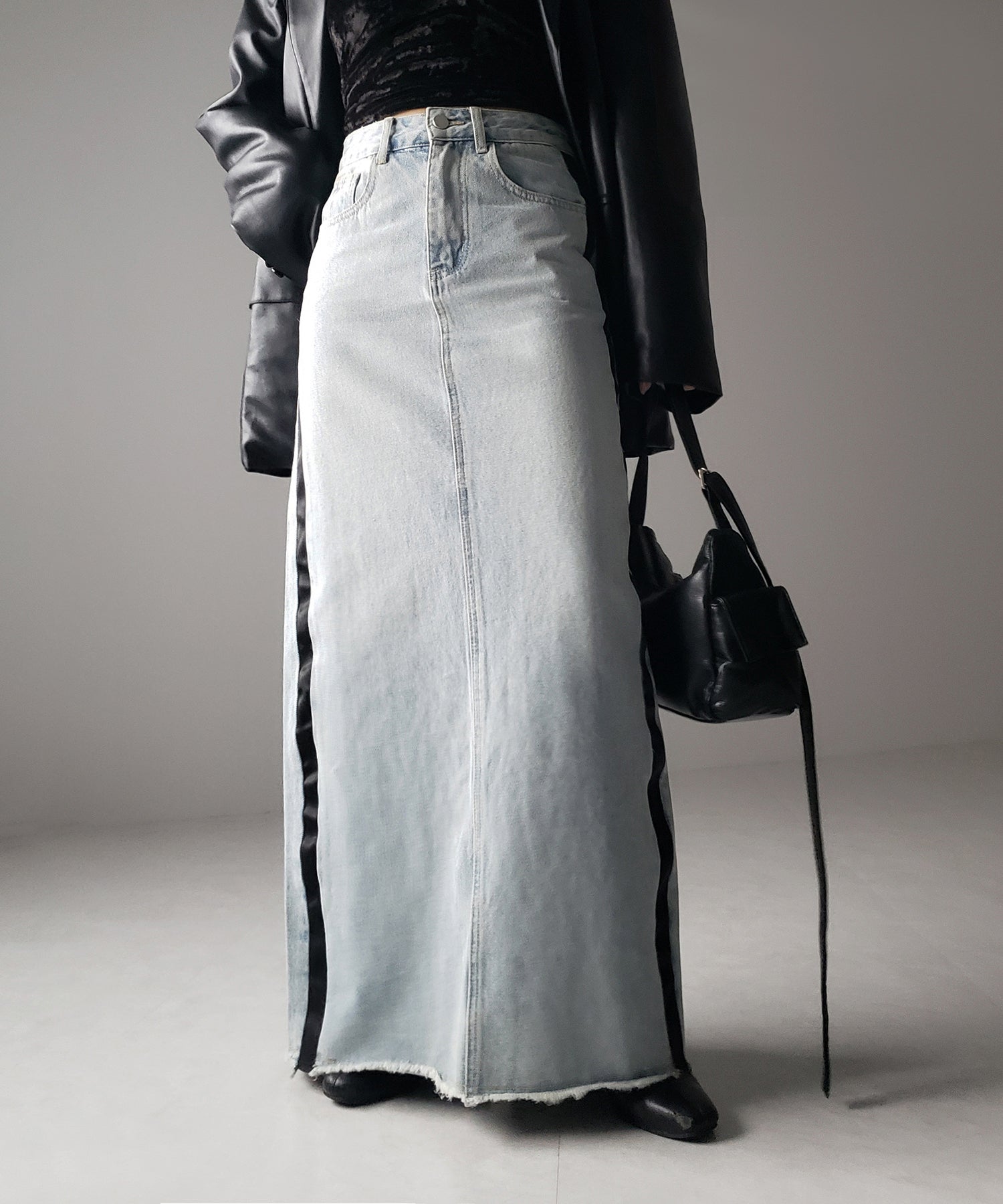 サイドラインバックスリットウォッシュデニムロングスカート ／ Sideline back slit washed denim long skirt