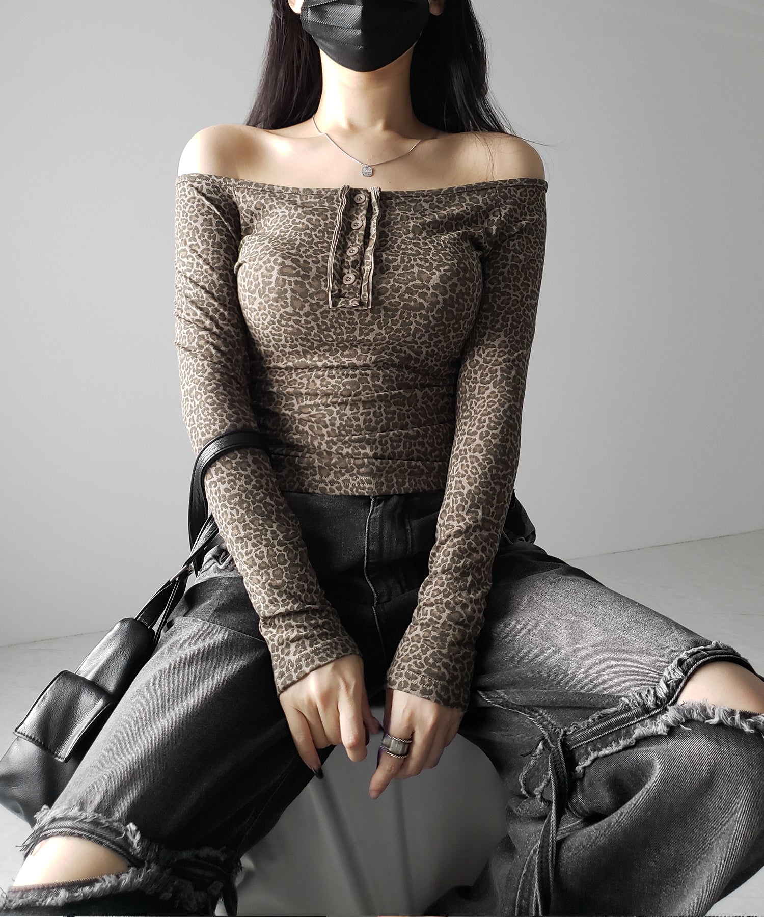 【 ２color 】レオパードヘンリーネックオフショルトップス ／ leopard henley neck off-shoulder tops