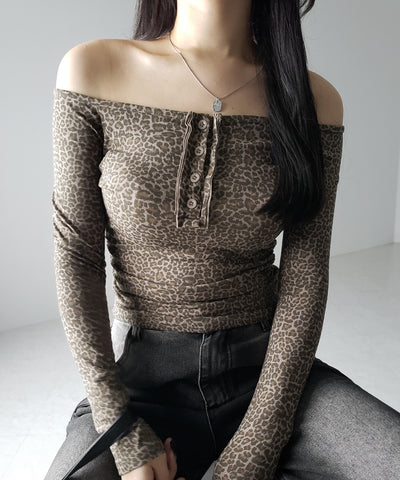 【 ２color 】レオパードヘンリーネックオフショルトップス ／ leopard henley neck off-shoulder tops