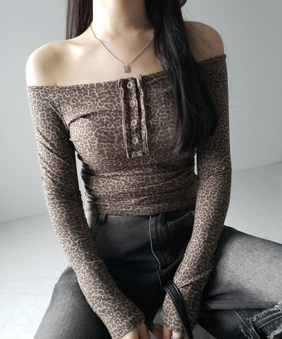 【 ２color 】レオパードヘンリーネックオフショルトップス ／ leopard henley neck off-shoulder tops