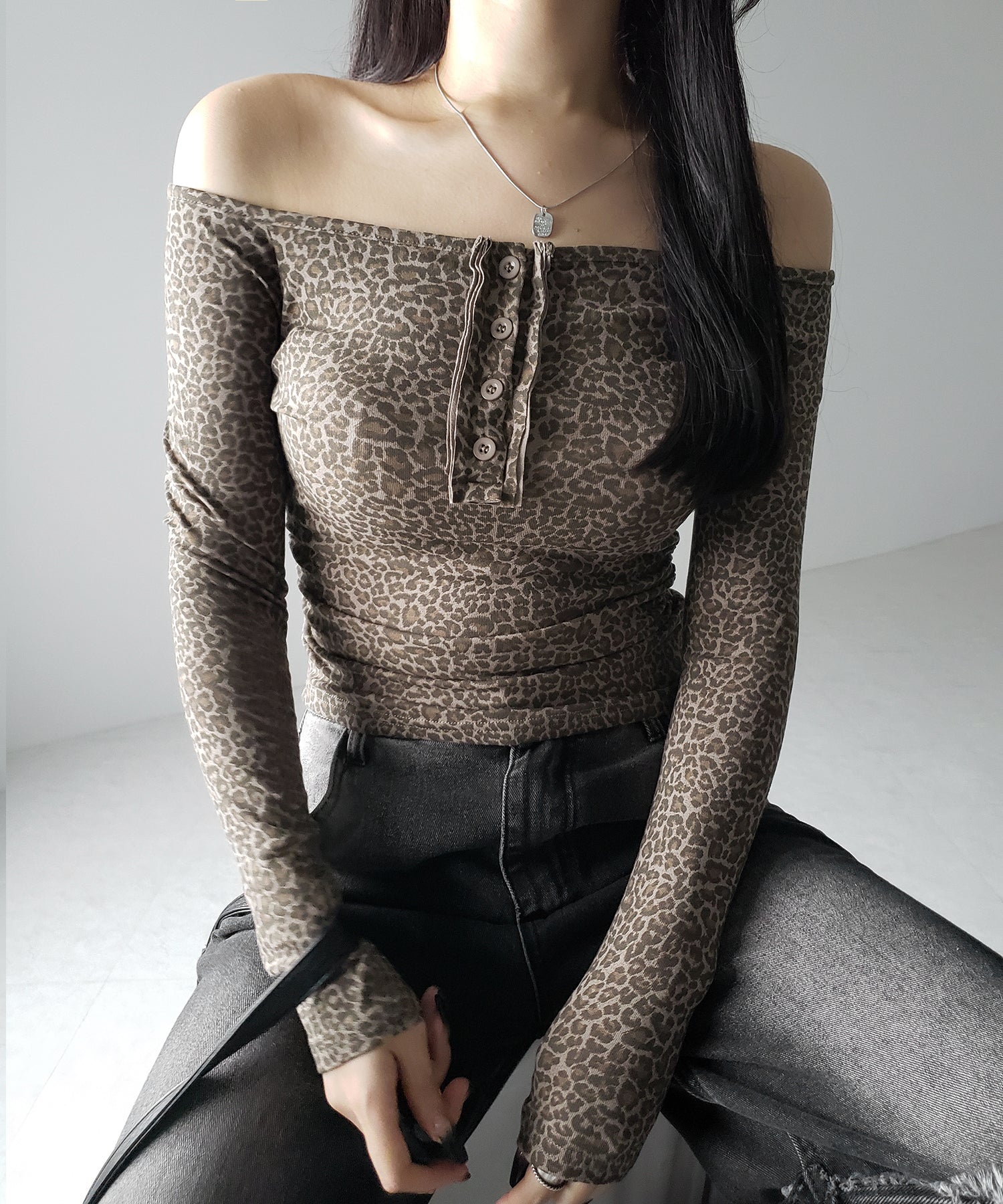 【 ２color 】レオパードヘンリーネックオフショルトップス ／ leopard henley neck off-shoulder tops
