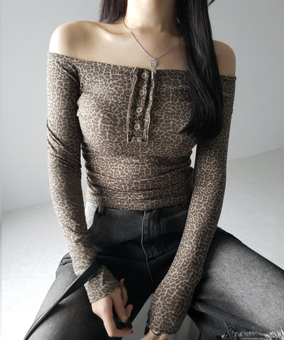 【 ２color 】レオパードヘンリーネックオフショルトップス ／ leopard henley neck off-shoulder tops