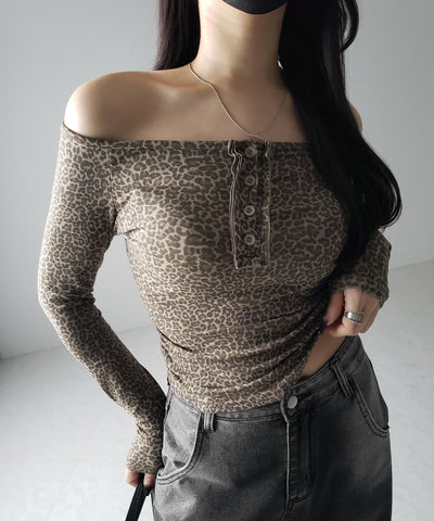 【 ２color 】レオパードヘンリーネックオフショルトップス ／ leopard henley neck off-shoulder tops