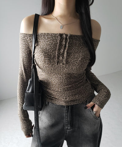 【 ２color 】レオパードヘンリーネックオフショルトップス ／ leopard henley neck off-shoulder tops