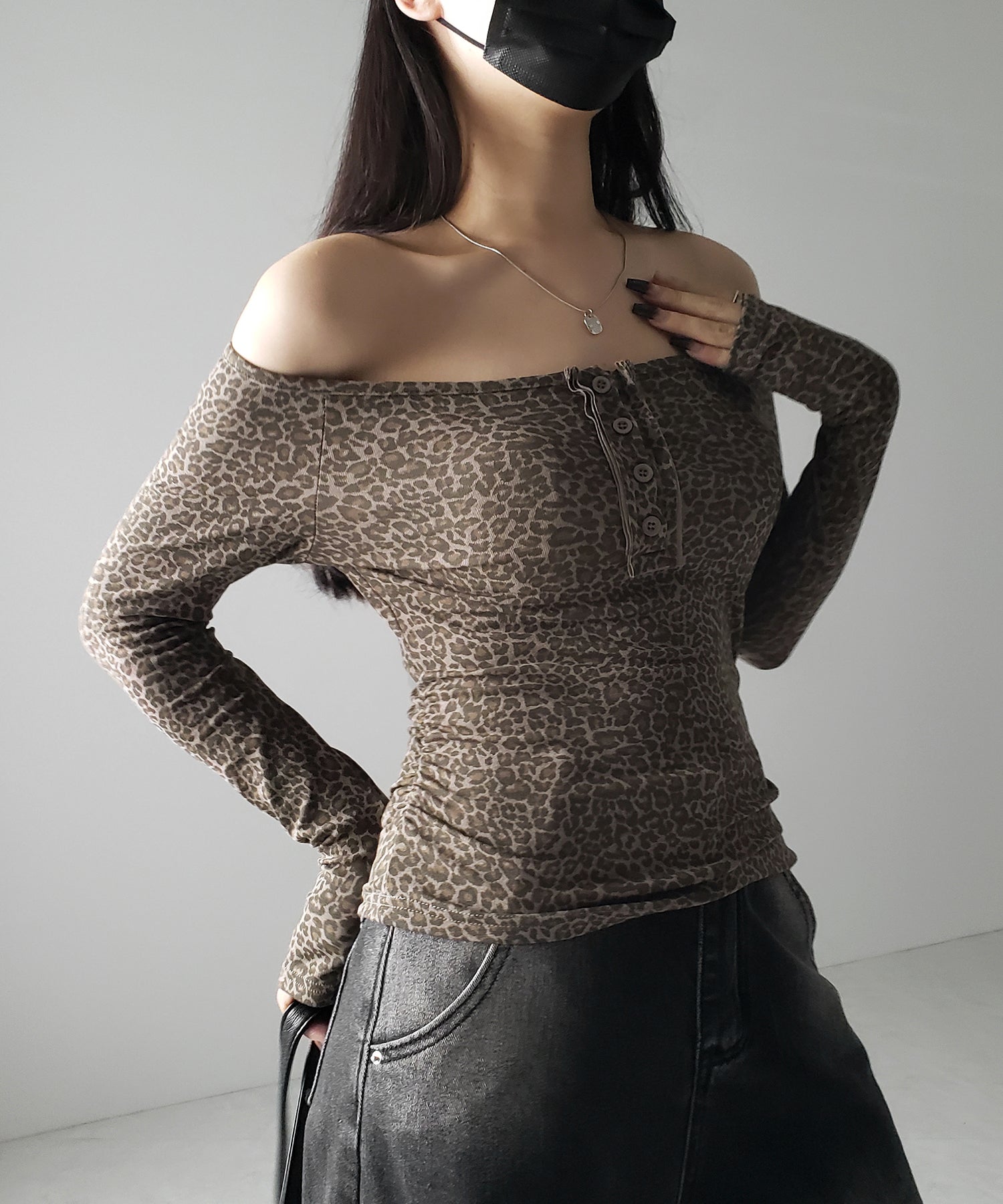 【 ２color 】レオパードヘンリーネックオフショルトップス ／ leopard henley neck off-shoulder tops