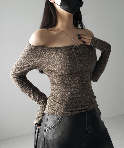 【 ２color 】レオパードヘンリーネックオフショルトップス ／ leopard henley neck off-shoulder tops