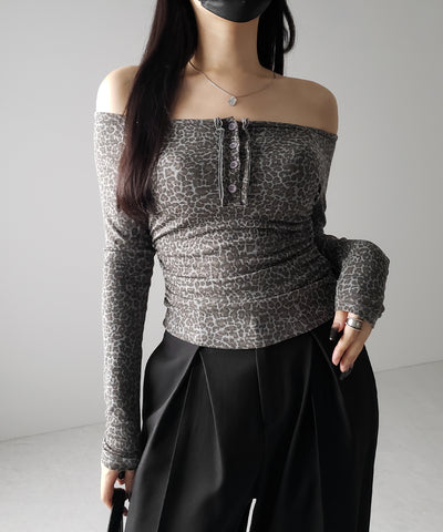 【 ２color 】レオパードヘンリーネックオフショルトップス ／ leopard henley neck off-shoulder tops