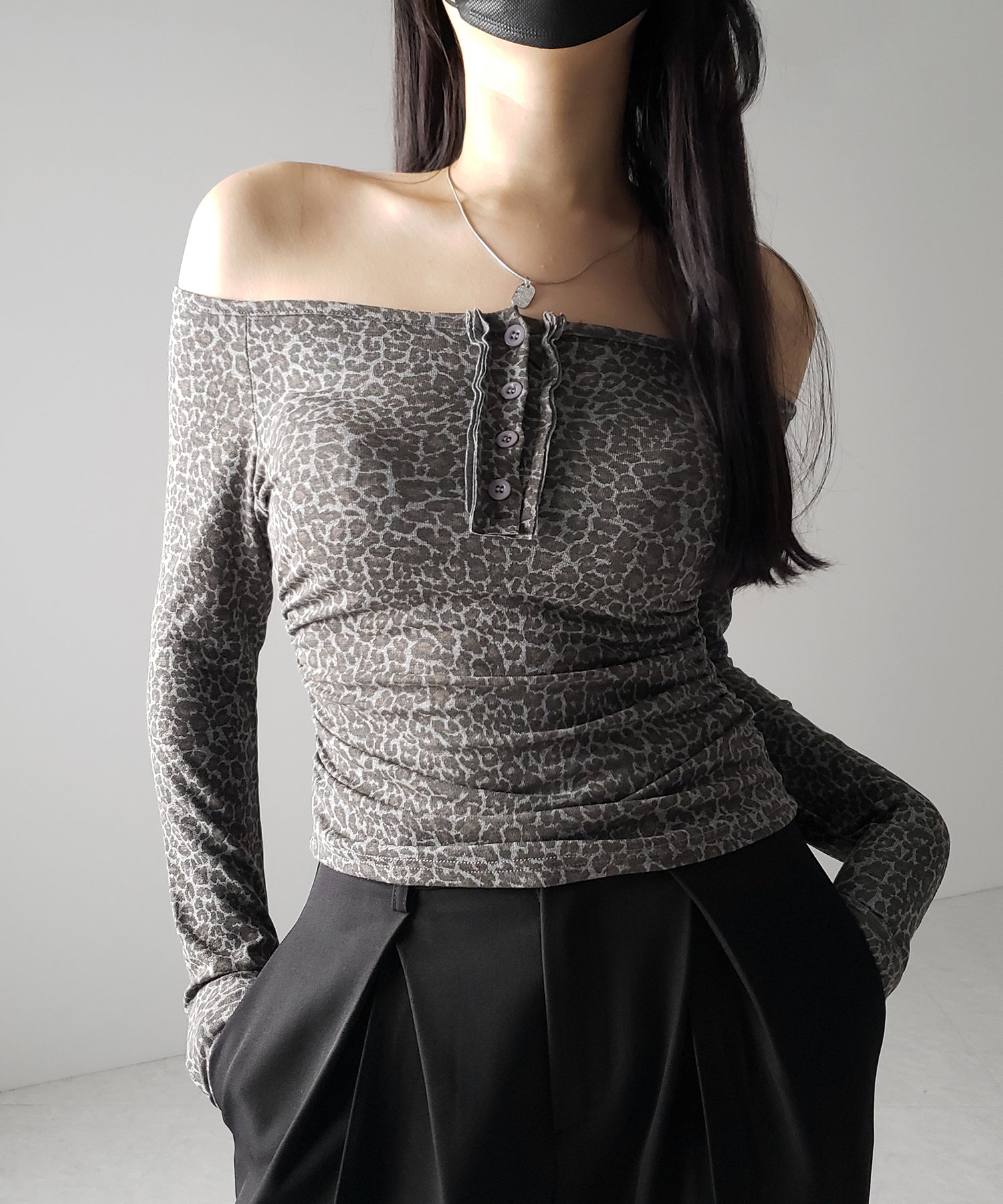 【 ２color 】レオパードヘンリーネックオフショルトップス ／ leopard henley neck off-shoulder tops