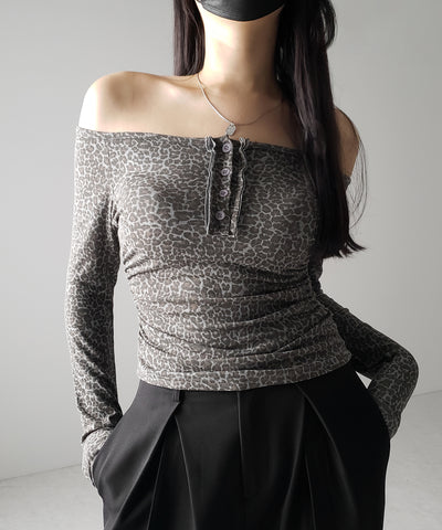 【 ２color 】レオパードヘンリーネックオフショルトップス ／ leopard henley neck off-shoulder tops