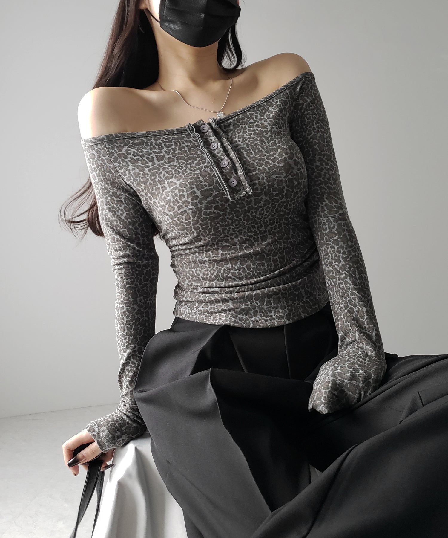 【 ２color 】レオパードヘンリーネックオフショルトップス ／ leopard henley neck off-shoulder tops
