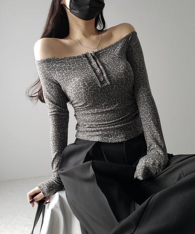 【 ２color 】レオパードヘンリーネックオフショルトップス ／ leopard henley neck off-shoulder tops
