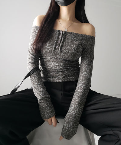 【 ２color 】レオパードヘンリーネックオフショルトップス ／ leopard henley neck off-shoulder tops