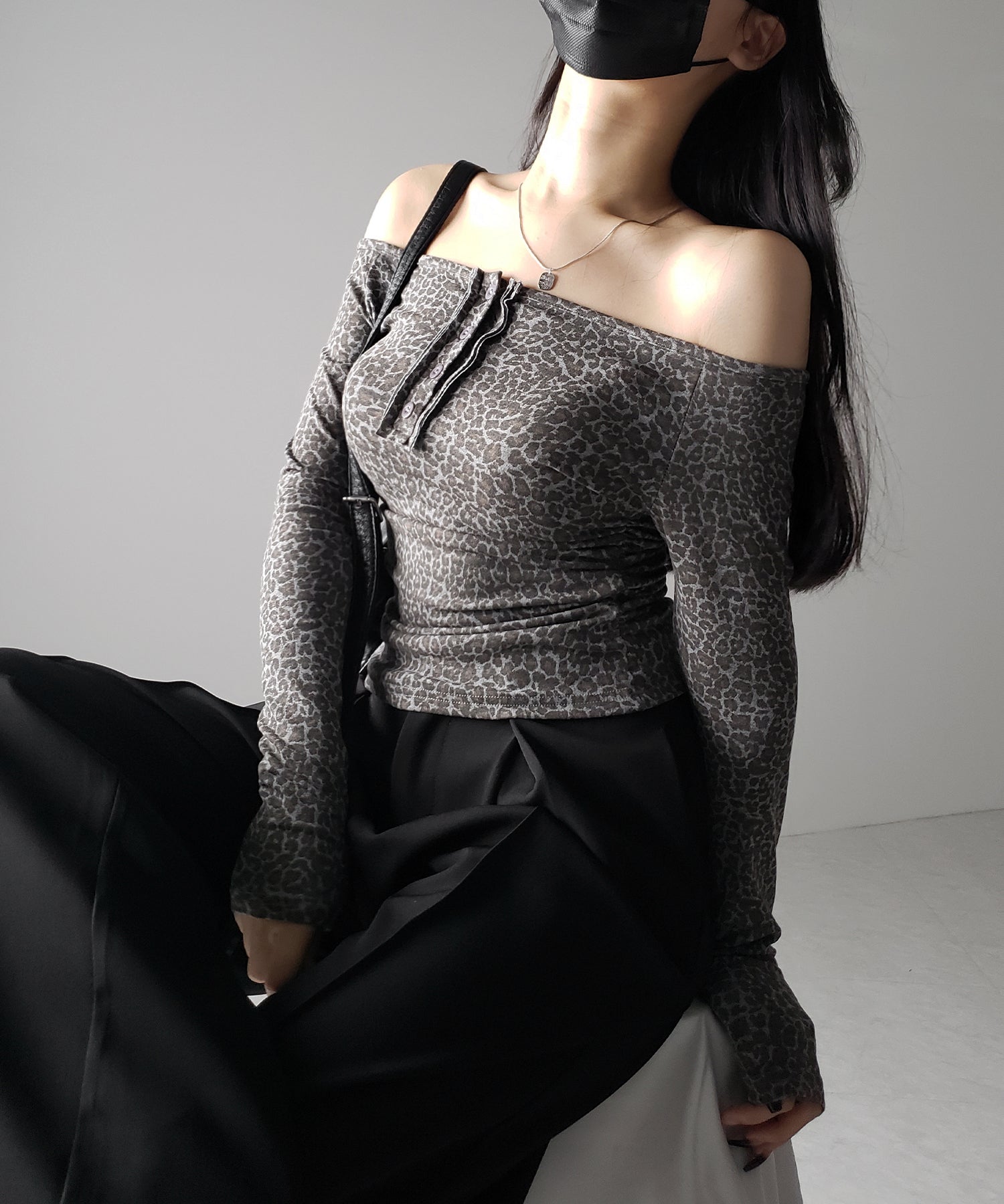 【 ２color 】レオパードヘンリーネックオフショルトップス ／ leopard henley neck off-shoulder tops