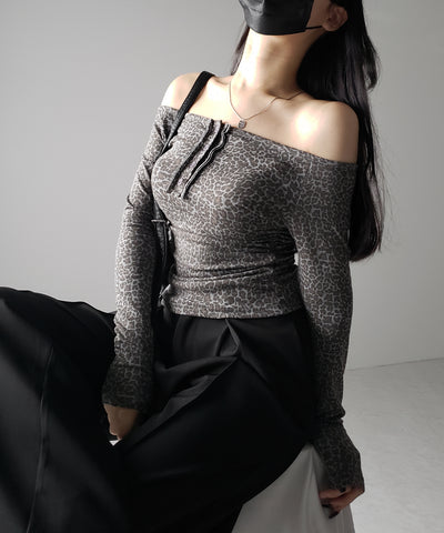 【 ２color 】レオパードヘンリーネックオフショルトップス ／ leopard henley neck off-shoulder tops