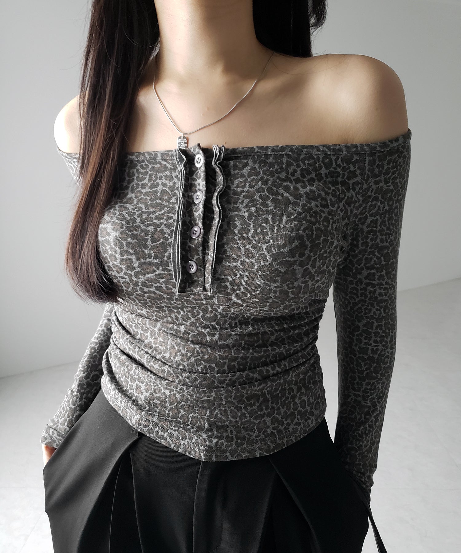 【 ２color 】レオパードヘンリーネックオフショルトップス ／ leopard henley neck off-shoulder tops