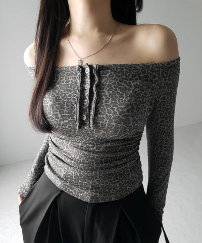 【 ２color 】レオパードヘンリーネックオフショルトップス ／ leopard henley neck off-shoulder tops