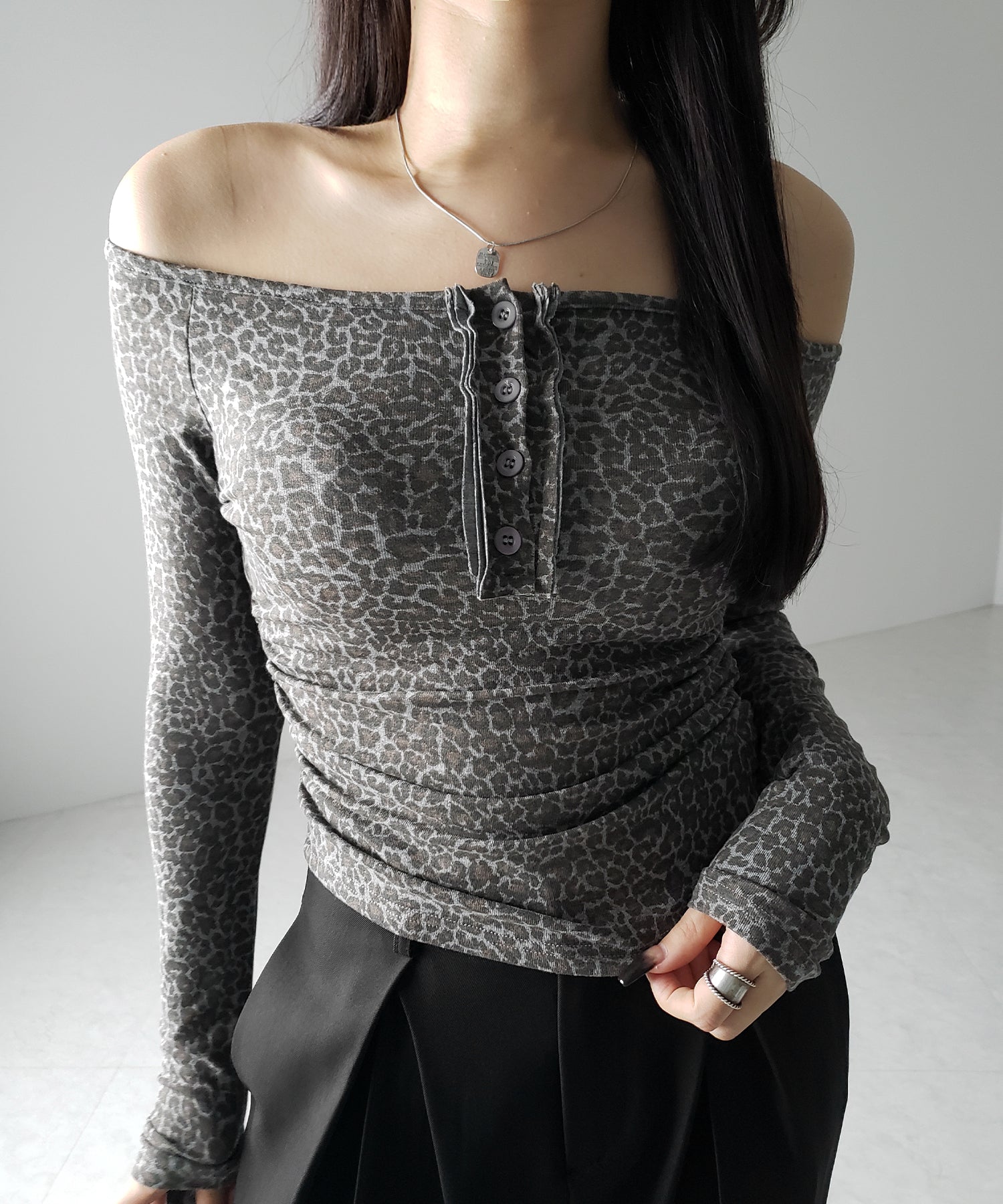 【 ２color 】レオパードヘンリーネックオフショルトップス ／ leopard henley neck off-shoulder tops
