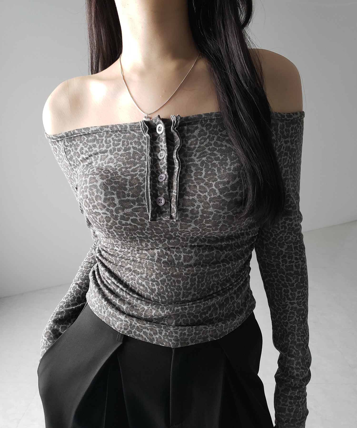 【 ２color 】レオパードヘンリーネックオフショルトップス ／ leopard henley neck off-shoulder tops