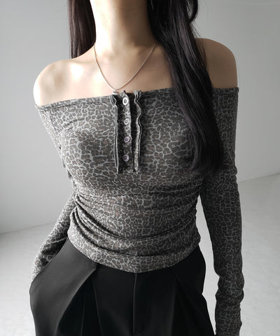 【 ２color 】レオパードヘンリーネックオフショルトップス ／ leopard henley neck off-shoulder tops