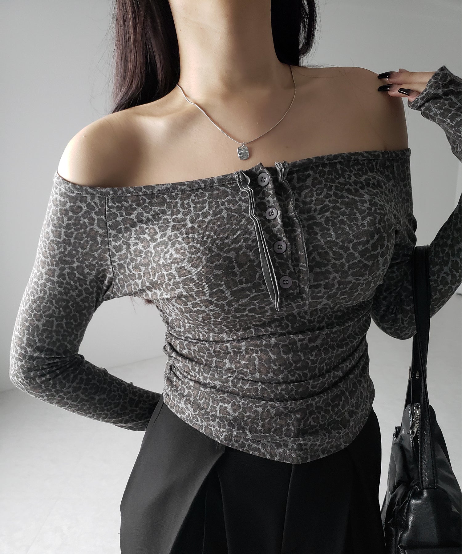 【 ２color 】レオパードヘンリーネックオフショルトップス ／ leopard henley neck off-shoulder tops