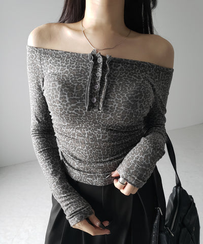 【 ２color 】レオパードヘンリーネックオフショルトップス ／ leopard henley neck off-shoulder tops