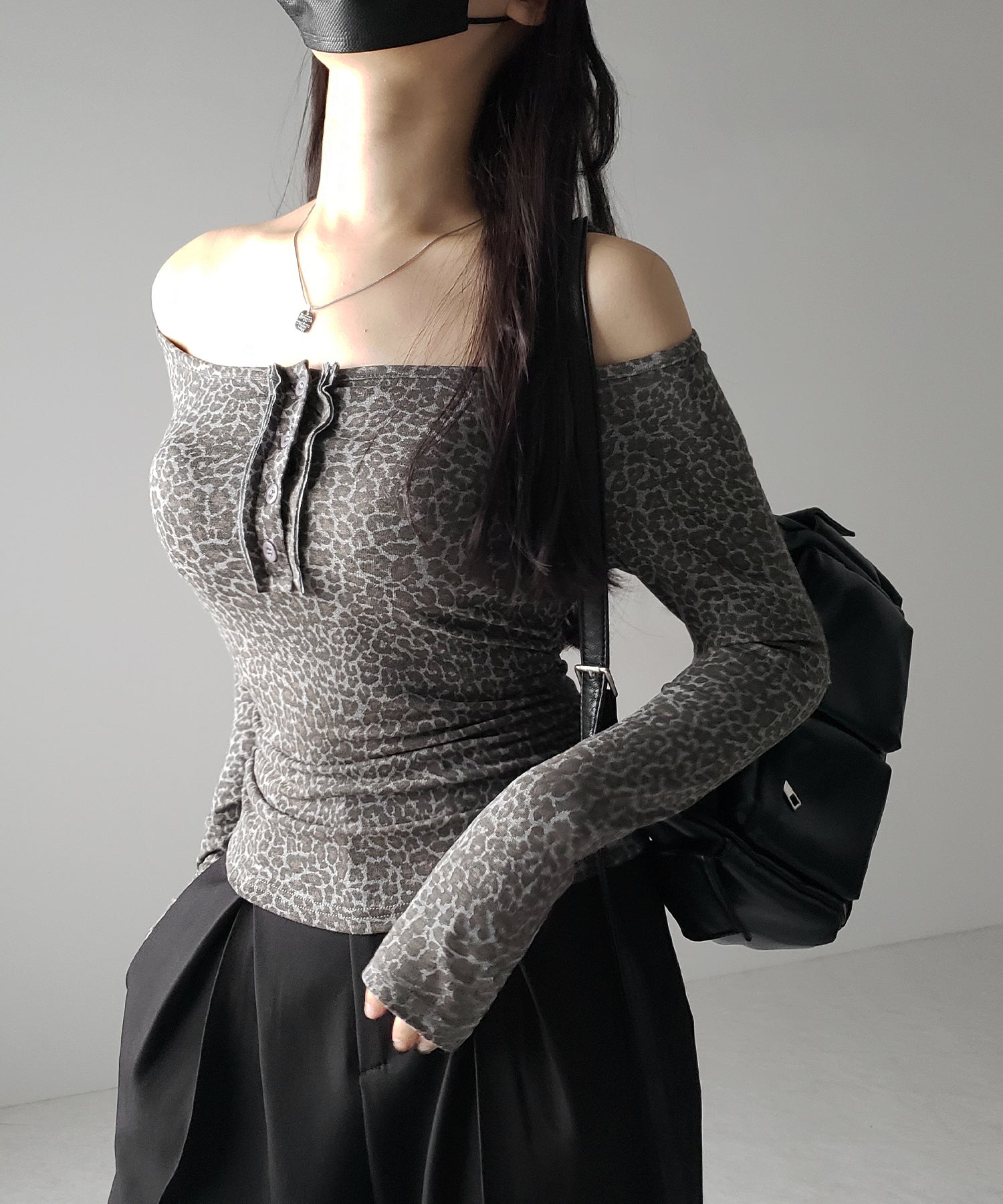 【 ２color 】レオパードヘンリーネックオフショルトップス ／ leopard henley neck off-shoulder tops