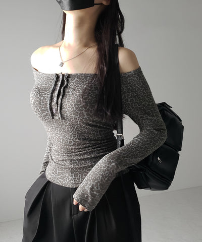 【 ２color 】レオパードヘンリーネックオフショルトップス ／ leopard henley neck off-shoulder tops