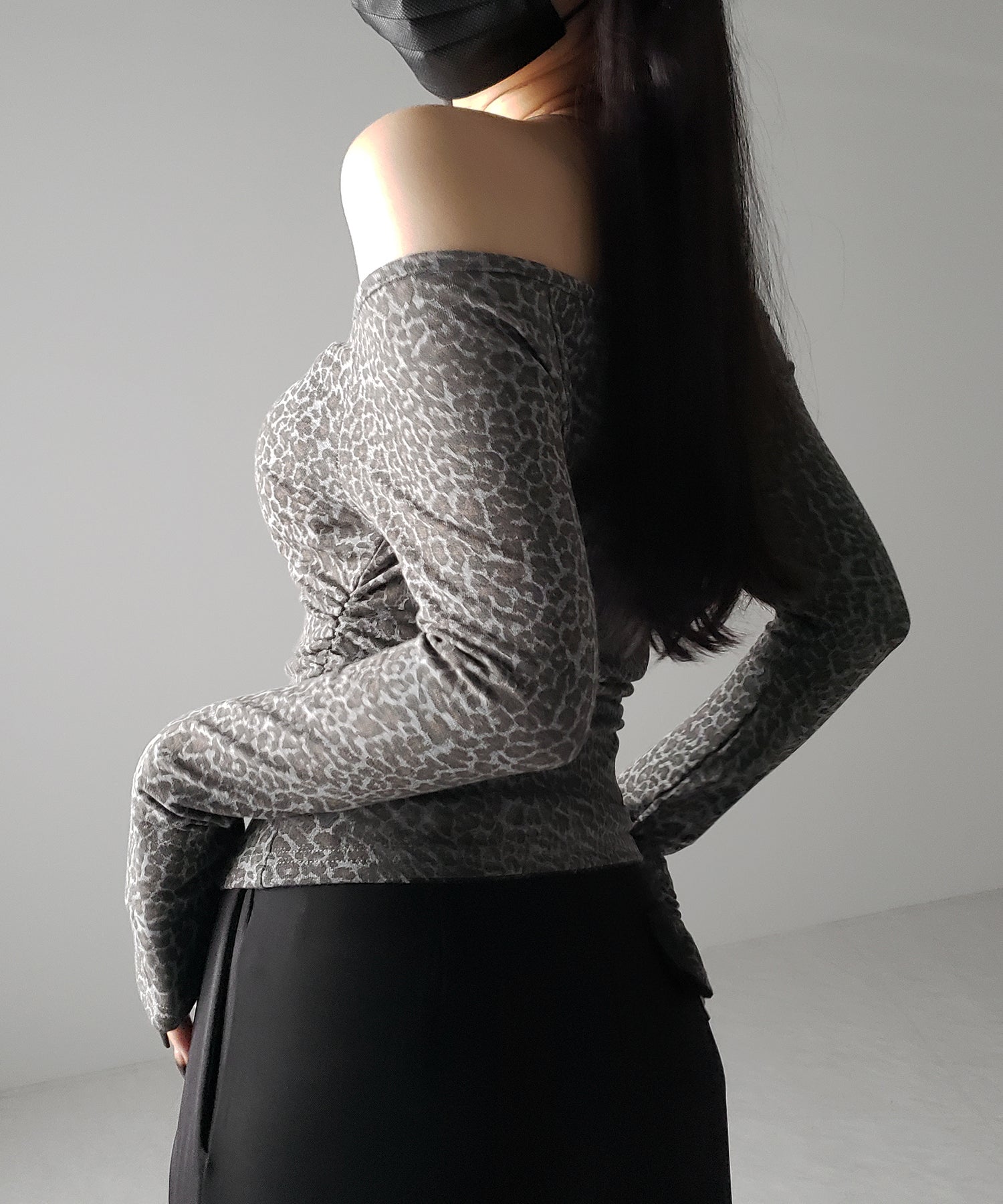 【 ２color 】レオパードヘンリーネックオフショルトップス ／ leopard henley neck off-shoulder tops