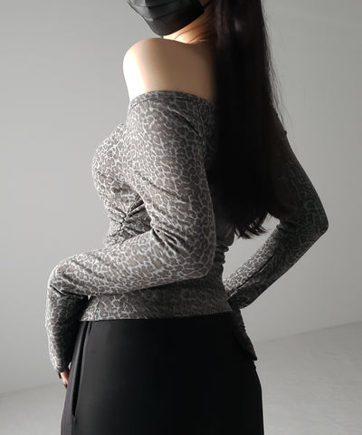 【 ２color 】レオパードヘンリーネックオフショルトップス ／ leopard henley neck off-shoulder tops